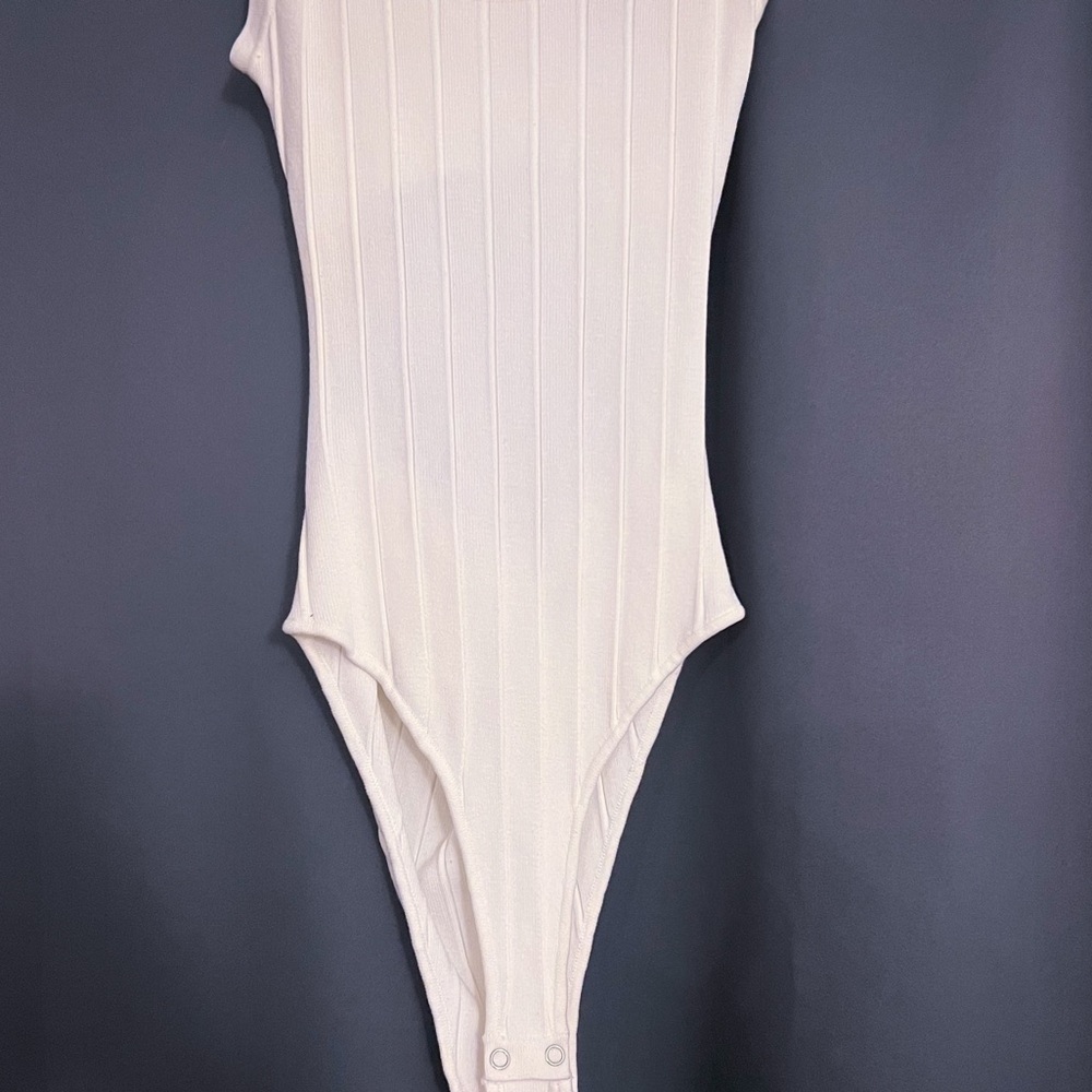 Ribbed Bodysuit with Open Back - Picture 2 of 3
